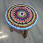 couverture sur le tabouret décor au crochet photo