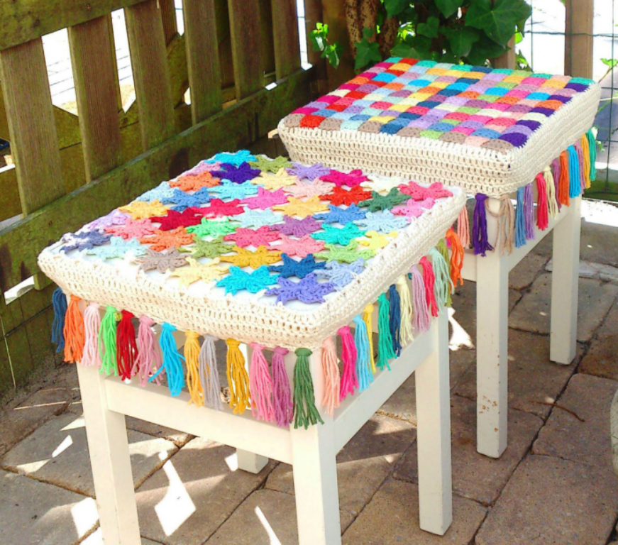 housse de tabouret au crochet avec glands