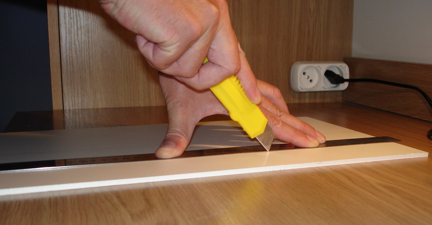 how to cut a plastic panel with a cutter