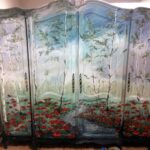 armoire ancienne peinte avec coquelicots