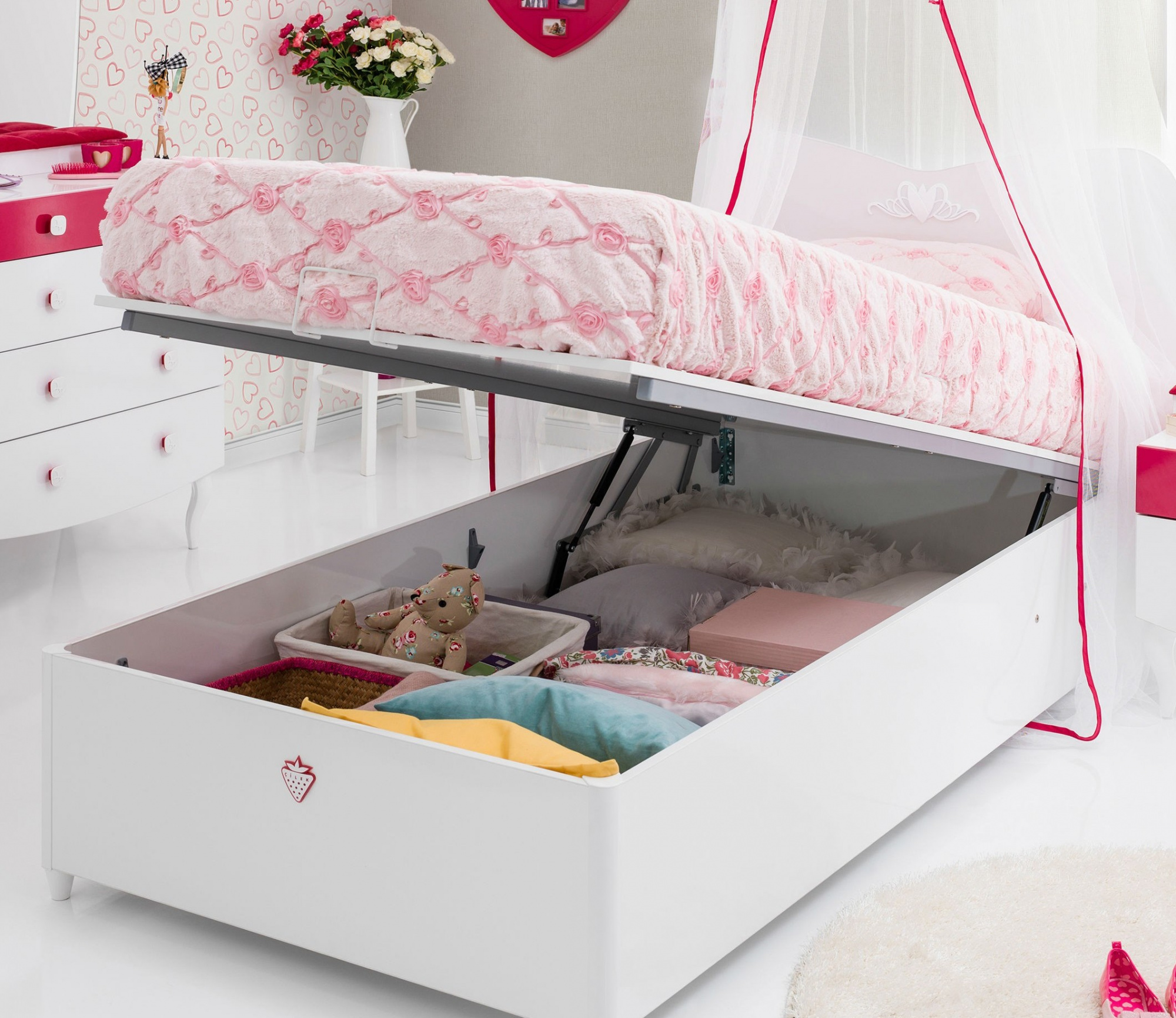 baby bed with lifting mechanism