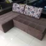 okretna sofa smeđa