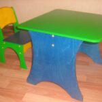 chaise pour enfants et table peinte