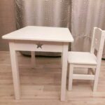 chaise enfant blanche avec une étoile