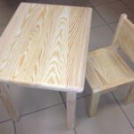 chaise d'enfant en bois clair