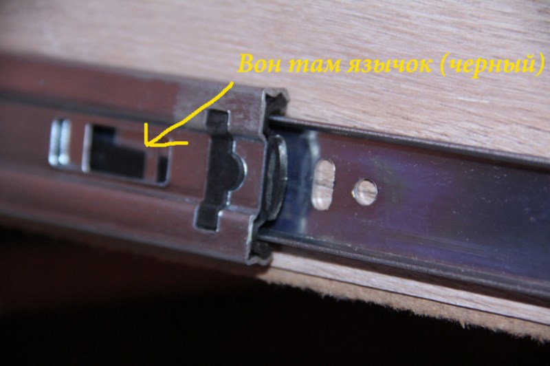 how to remove the drawer from the guides