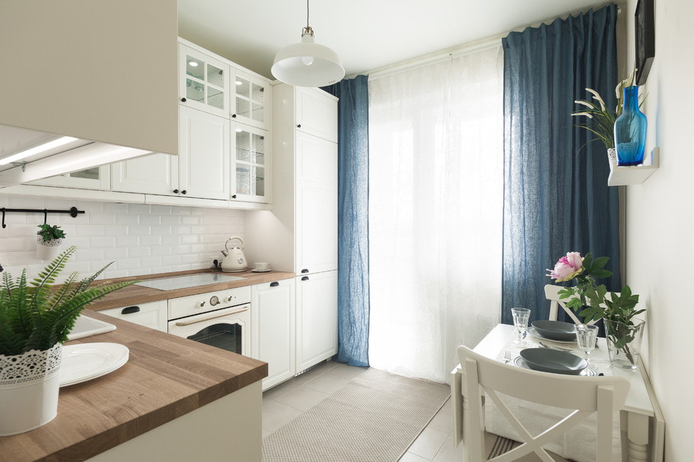 Linen curtains in the kitchen