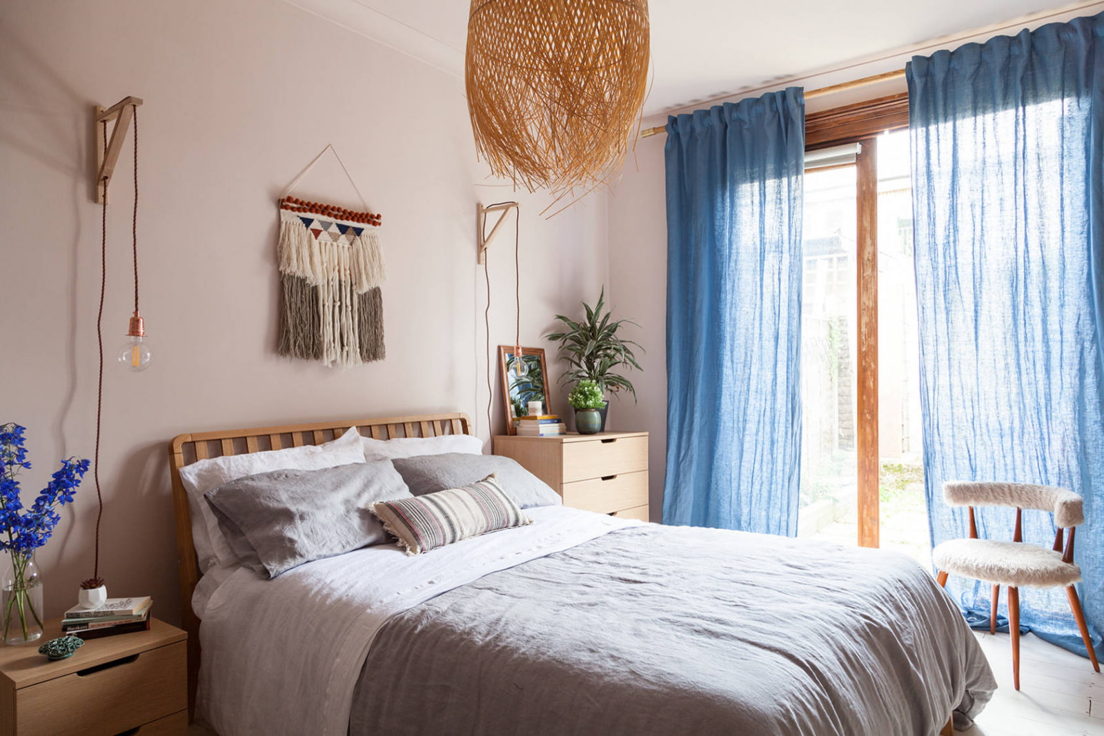 Linen curtains in the bedroom