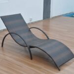 chaise longue en rotin gris