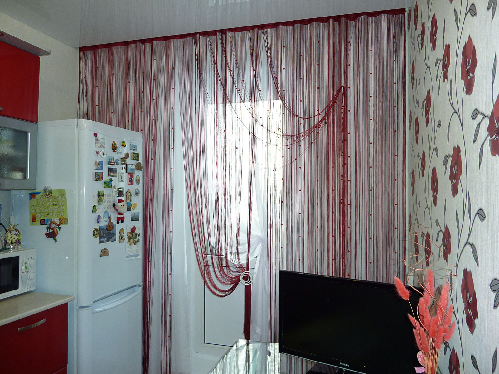 filament curtains in the kitchen decor photo