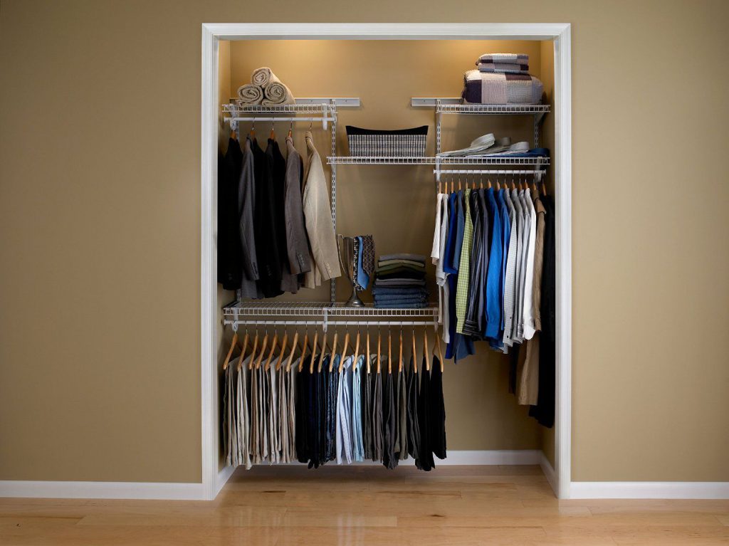 shelves in a niche in the dressing room