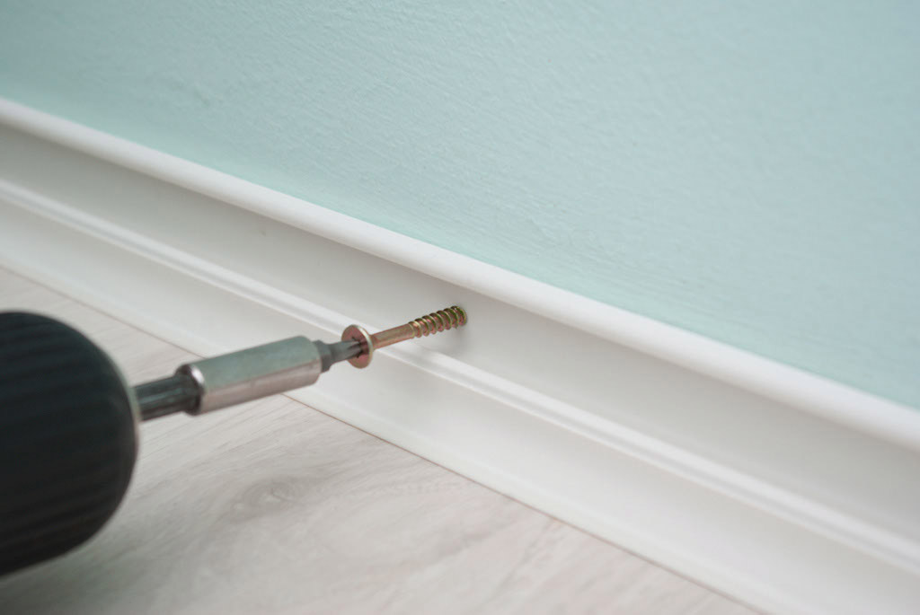 attach the skirting board to the countertop with self-tapping screws