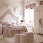 Viennese curtains in gentle colors