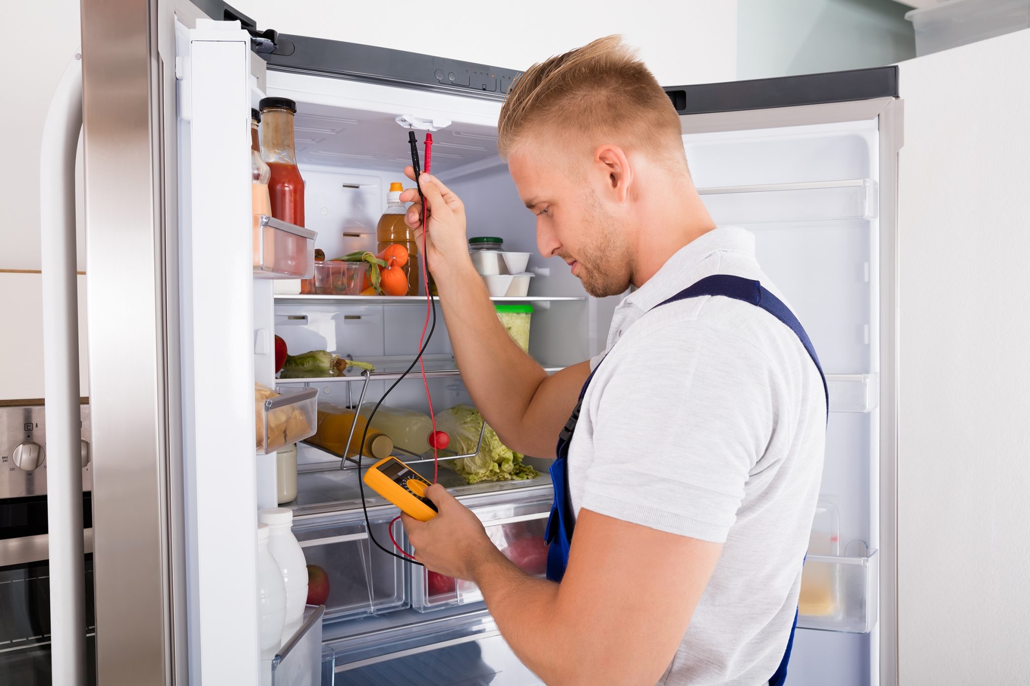 vérifier le réfrigérateur avec un testeur