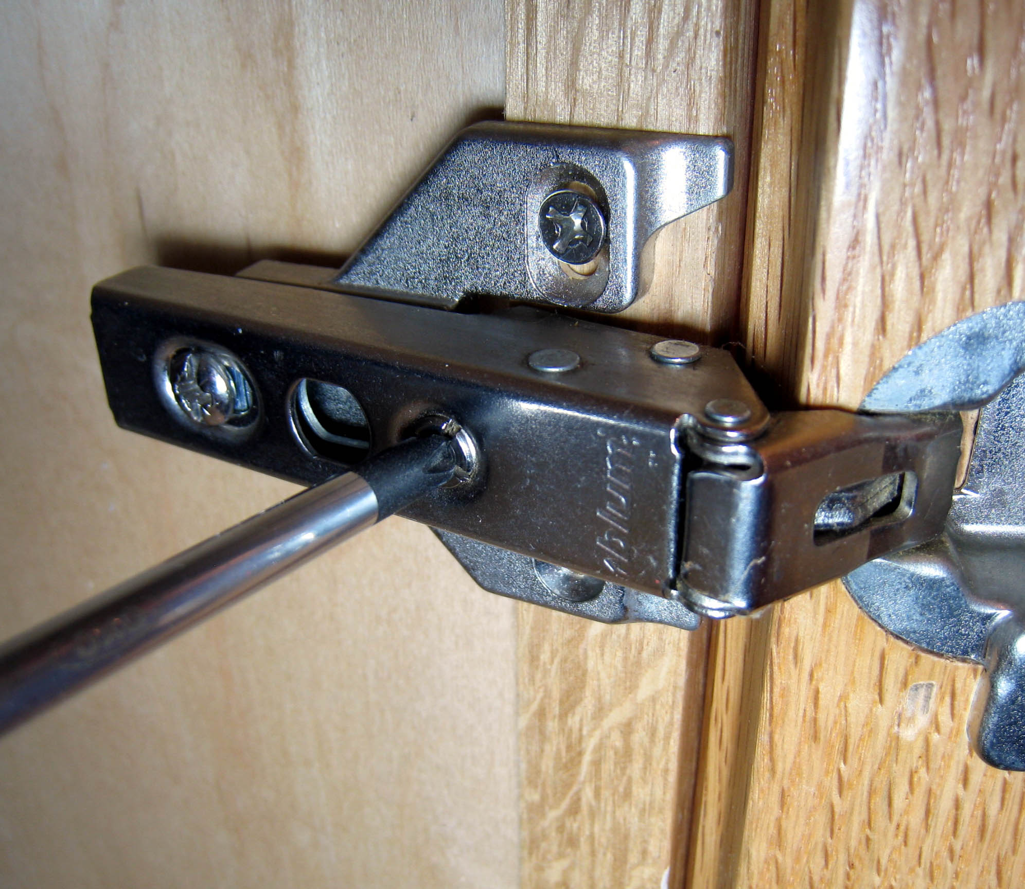 strengthening the furniture hinge