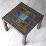 table with square pattern