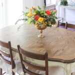 table marron avec des fleurs