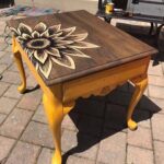 table dans une grande fleur