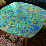 table avec mosaïque bleu