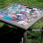 table avec des dessins de fleurs