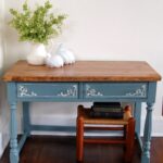 table bleue avec plateau en bois