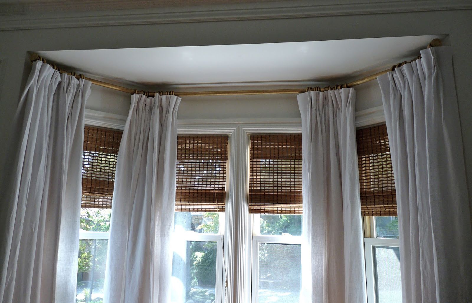 ceiling cornice in the bay window