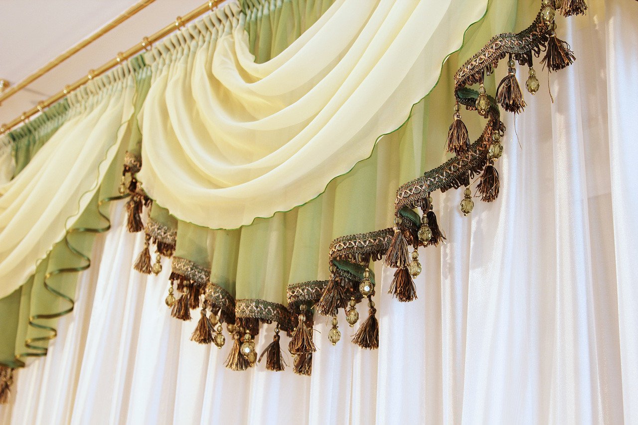 curtains with lambrequin