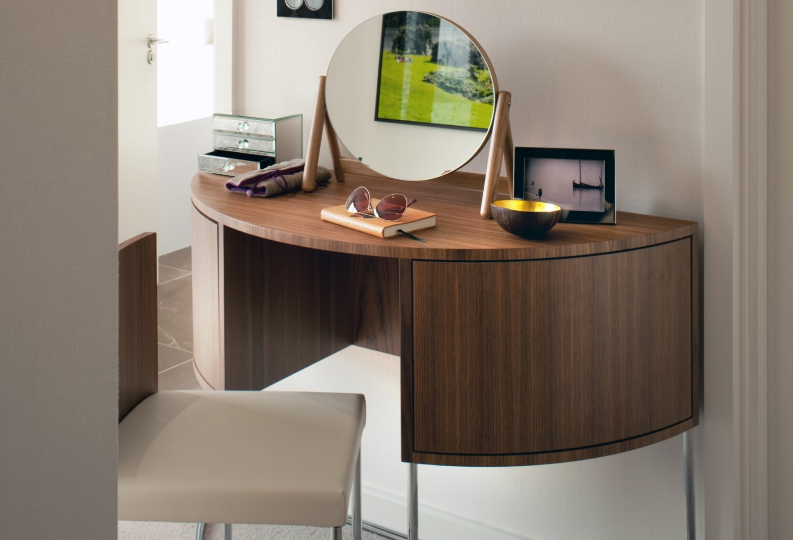 makeup table with mirror photo options