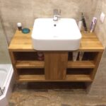 meuble avec un lavabo pour une photo d'interieur de salle de bain