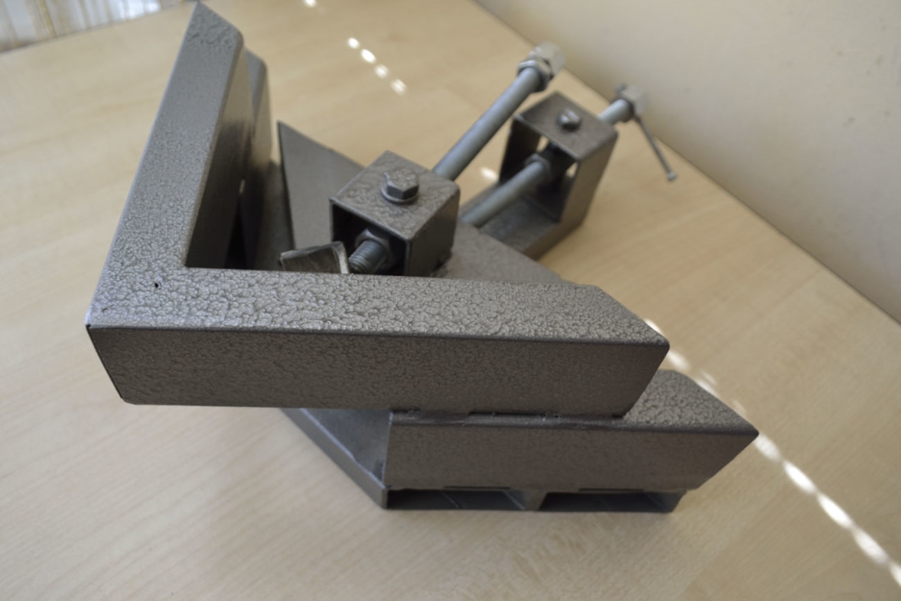 corner clamp for furniture design photo