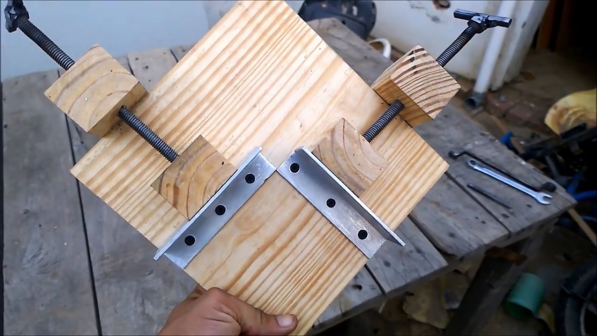 corner clamp made of wood