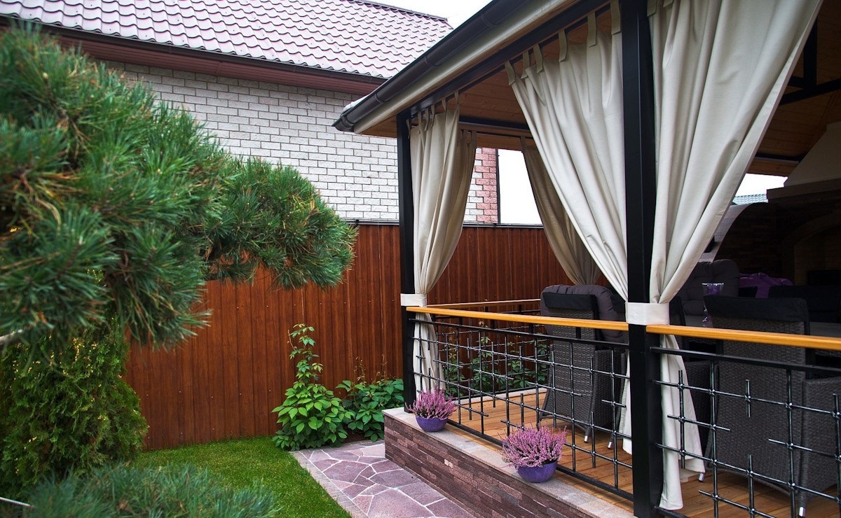 advantages of street curtains