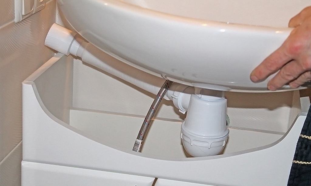 installation of a sink on a cabinet