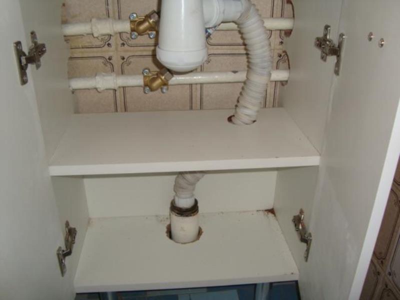 installation of a washbasin with a vanity unit