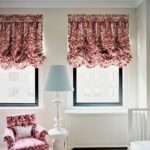 short Viennese curtains in the hall