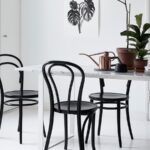 chaises noires dans une cuisine lumineuse