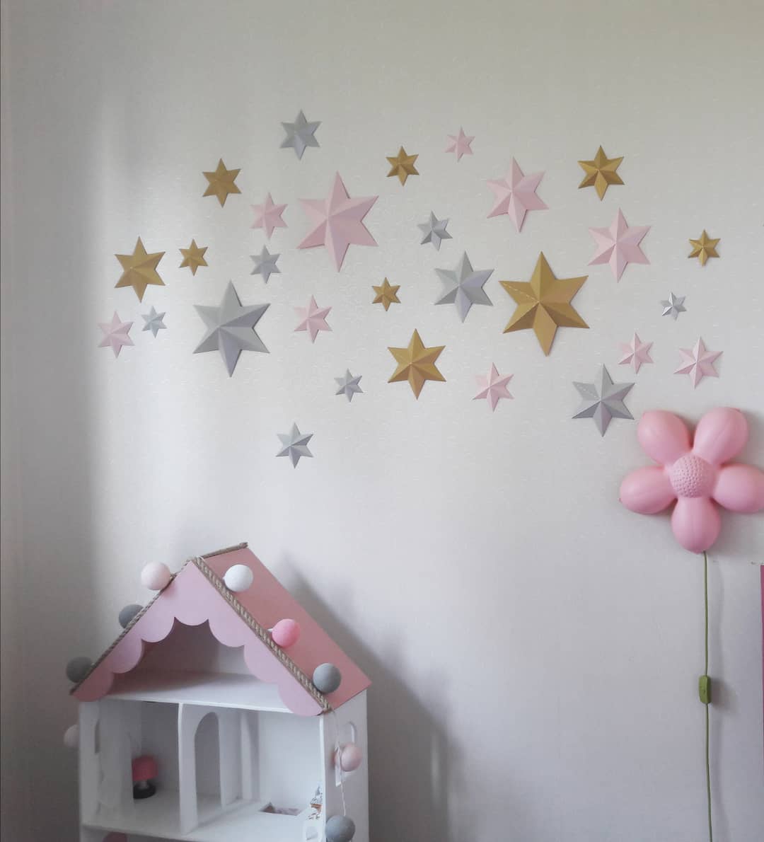 Étoiles sur le mur de serviettes