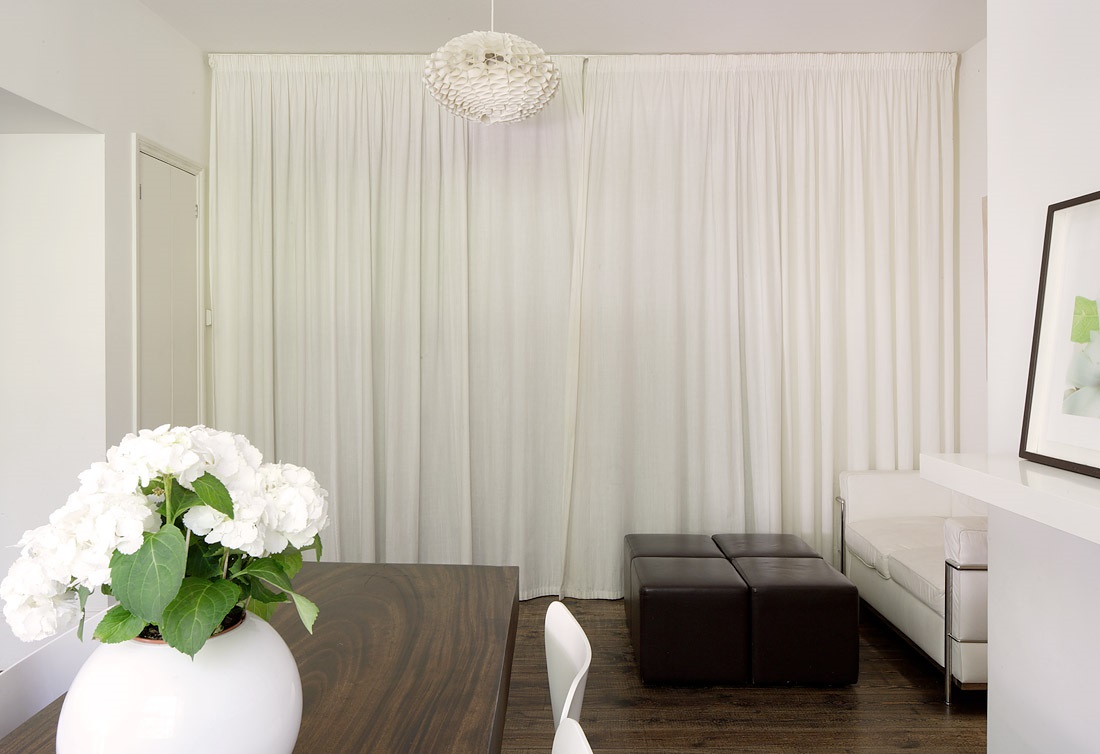 white curtains in minimalism