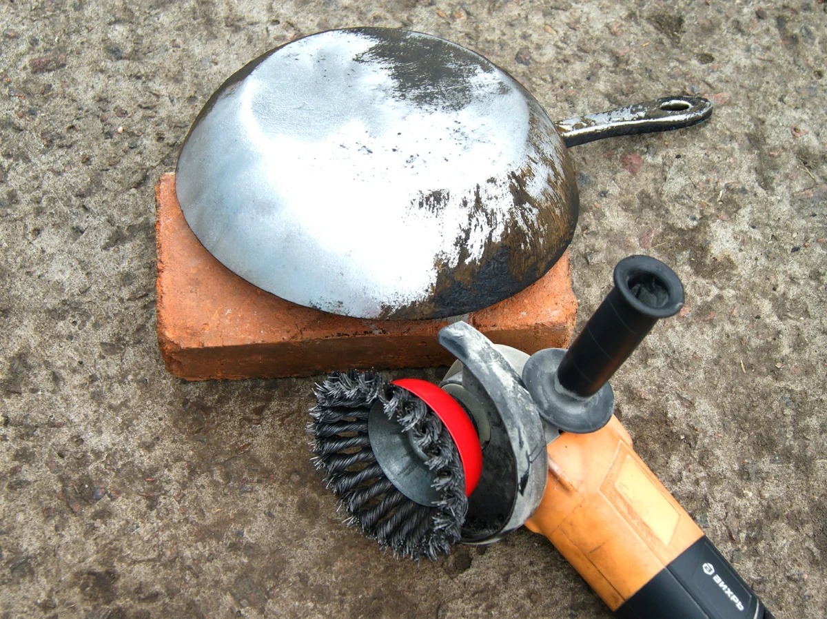 cleaning the frying pan from carbon deposits