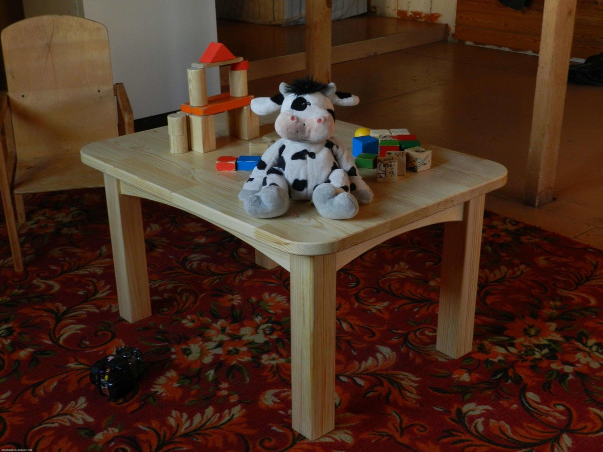 table pour enfants avec leurs propres mains