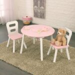 petite chaise haute et table pour l'enfant