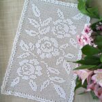 serviette de surlonge avec des roses