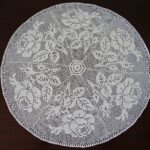 serviette de surlonge ronde avec des roses