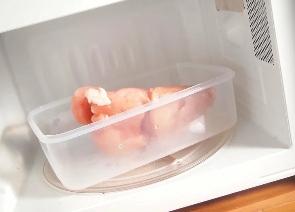 how to defrost chicken in the microwave photo