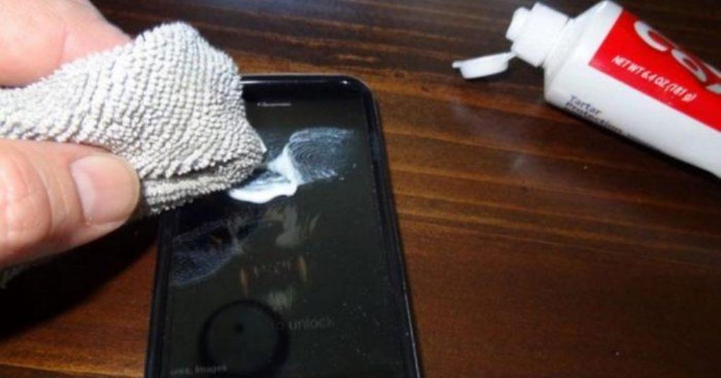 how to remove scratches from the smartphone screen with toothpaste photo