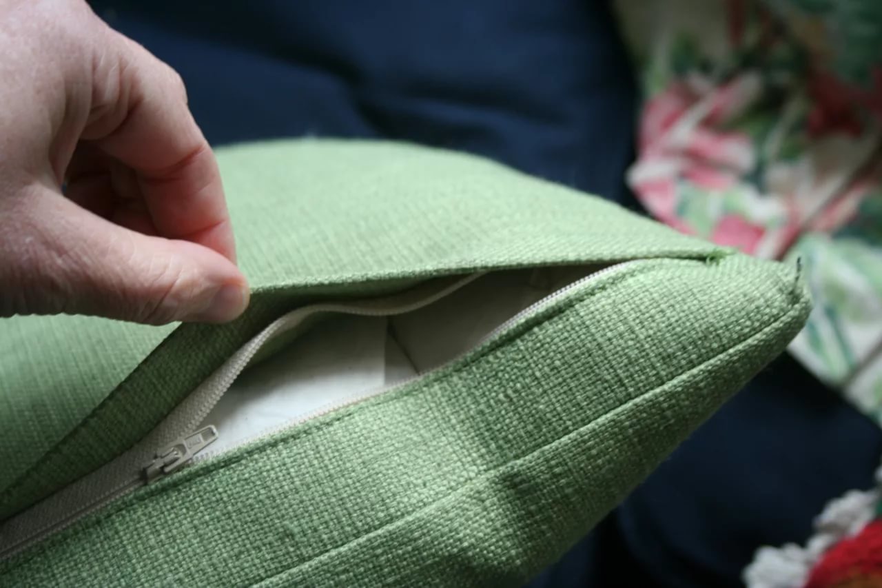 how to sew a zipper into a pillowcase