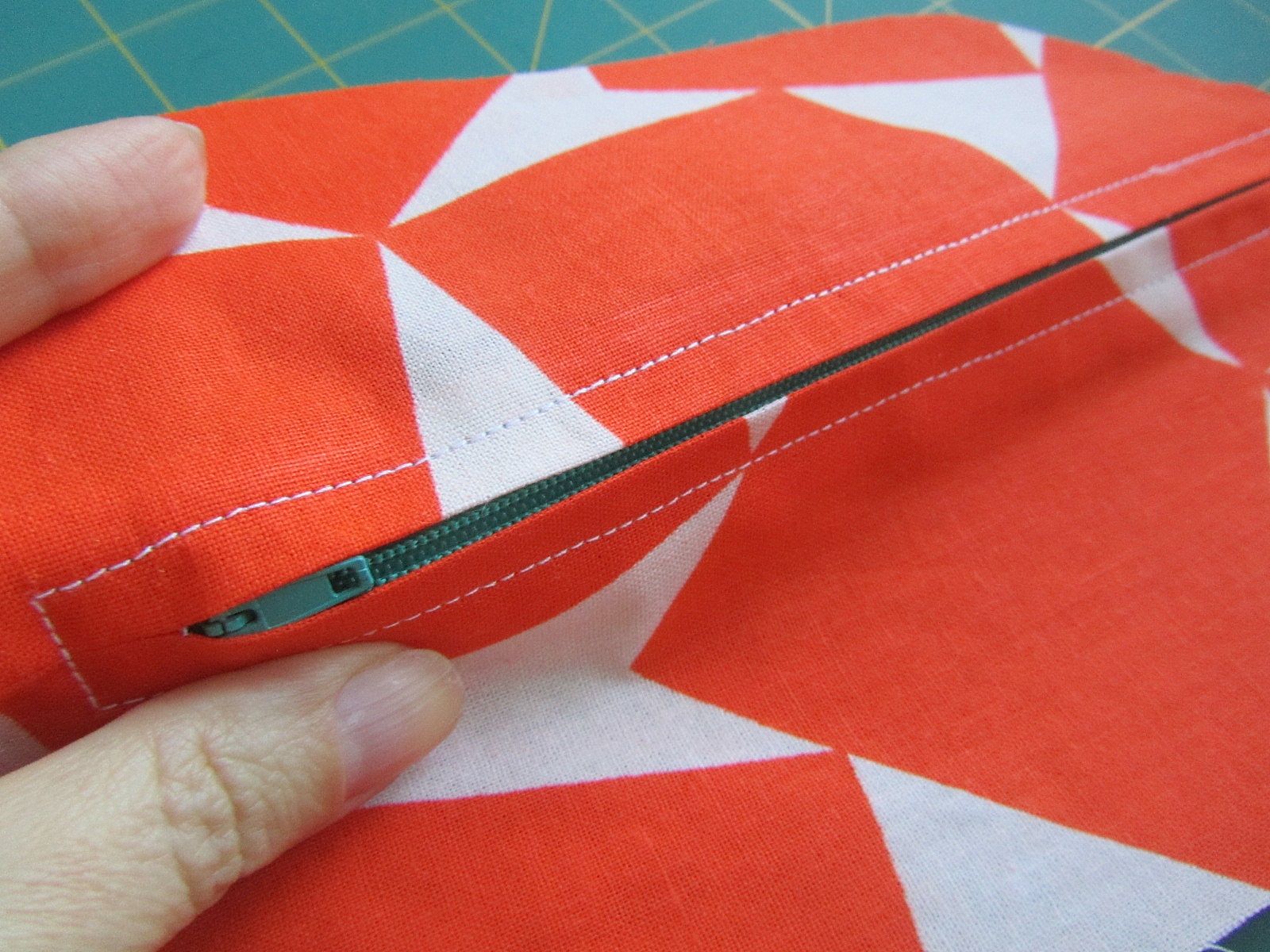 how to sew a zipper into a pillowcase with your own hands