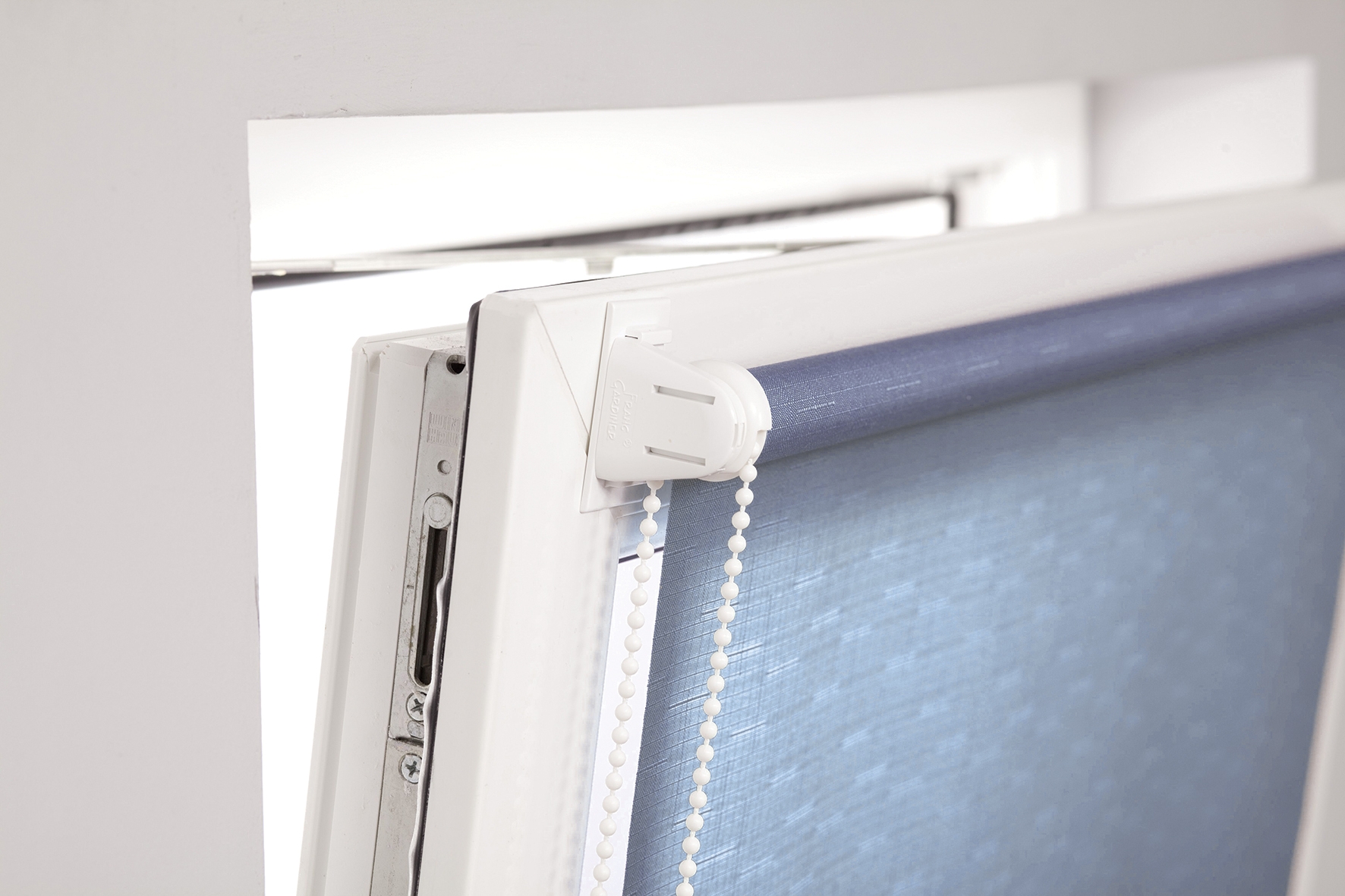 fastening roller blinds