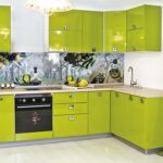 armoires de cuisine jusqu'au plafond vert