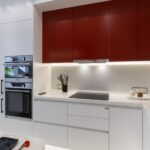 armoires de cuisine jusqu'au plafond rouge